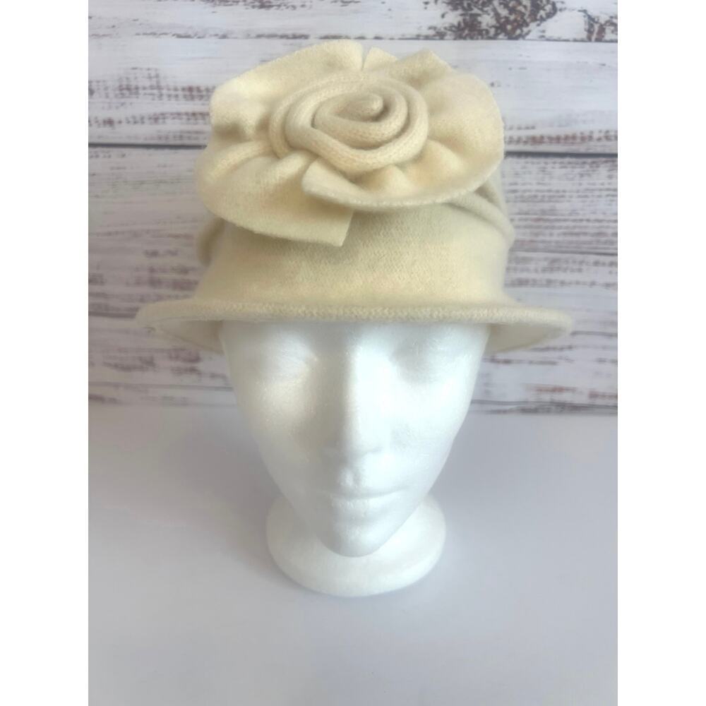 Women's Vintage-Style cloche hat Cream 100% Wool Flower
